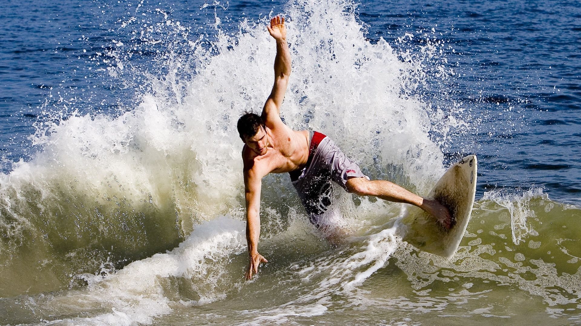 “尼古拉斯·桑特基的领袖风范,带领美洲狮队在世界赛场上再创佳绩”